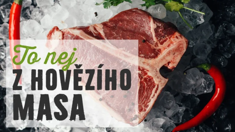 Surové hovězí maso na ledu s kořením pro recepty.