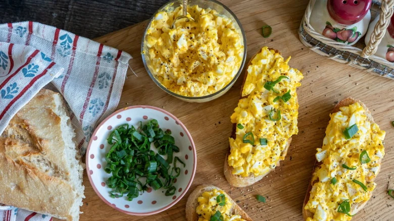 Vajíčková pomazánka na toast s cibulkou a čerstvým chlebem.