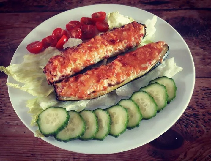 Baked zucchini with toppings
