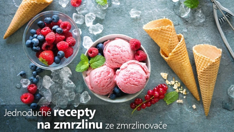 Domácí růžová zmrzlina s malinami v míse vedle kuželů.