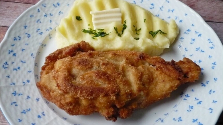 Breaded pork cutlet with mashed potatoes