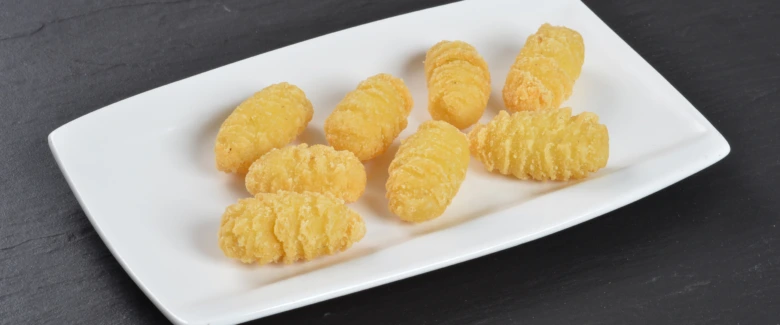 Zlatohnědé smažené krokety na bílém talíři.