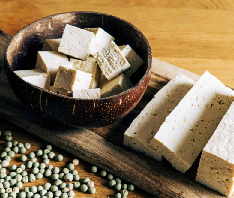 Tofu nakrájený na kostky a plátky s fazolemi sójovými