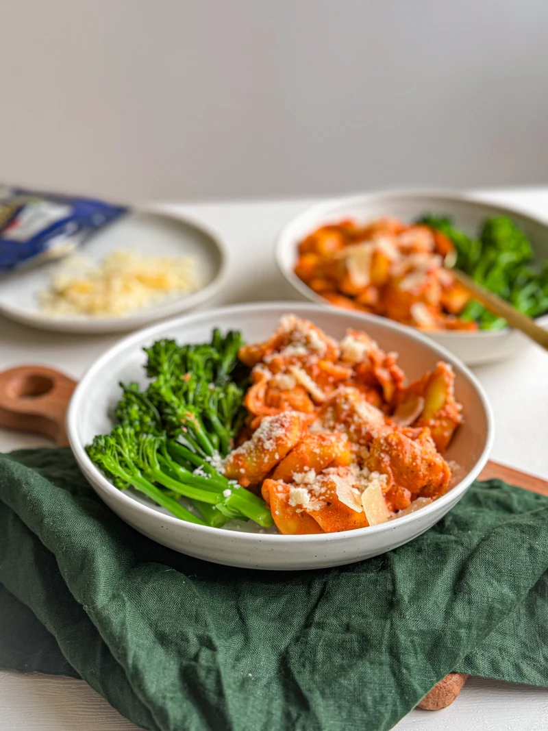 Tortellini s omáčkou a brokolicí v misce.