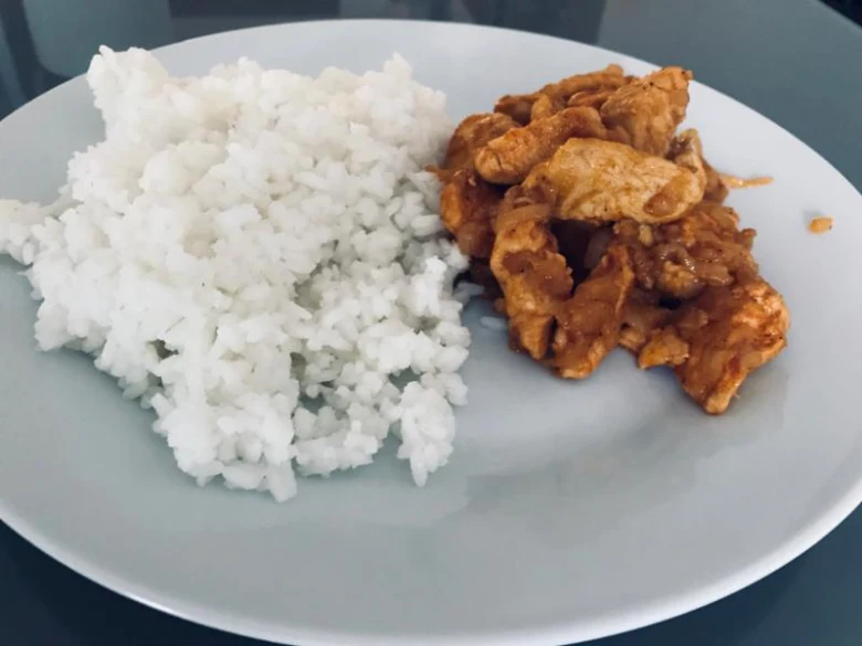 Použitý recept: kuřecí maso s rýží na talíři.