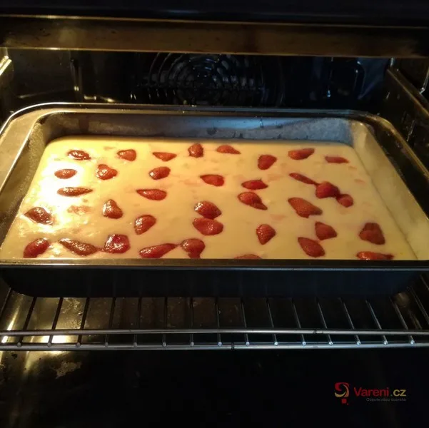 Bublanina s jahodami v plechu před pečením