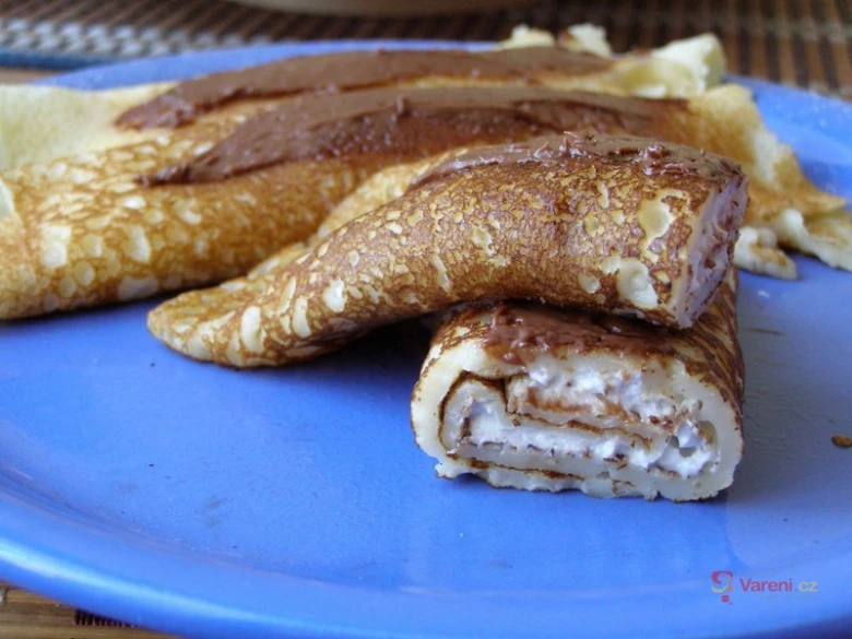 Cheese-filled crepes with chocolate spread