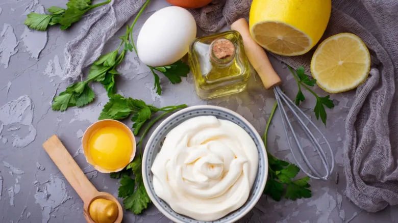 Ingredience pro domácí majonézu: vejce, citron, petržel a olej.