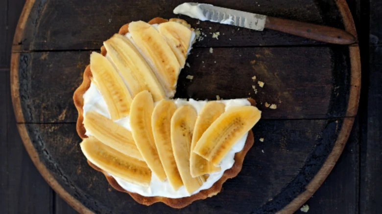 Banana tart with cream filling
