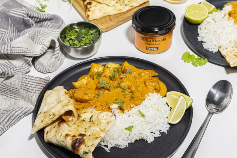 Položka kuřecí tikka masala s rýží a chlebem.