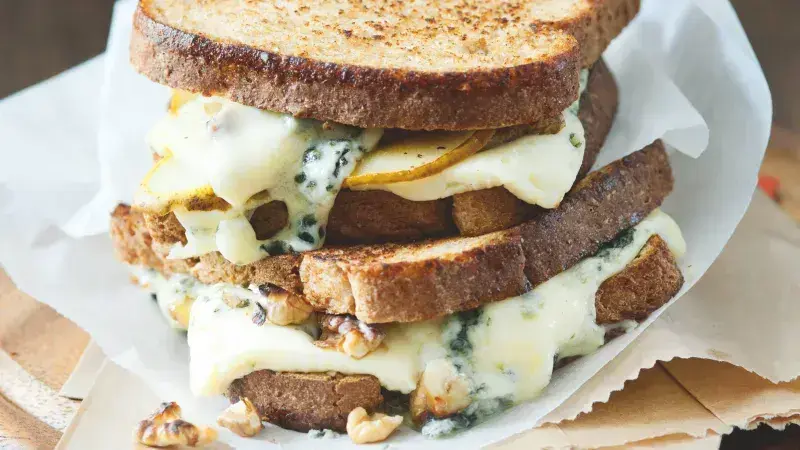Zapečený toast s modrým sýrem, hruškou a vlašskými ořechy.