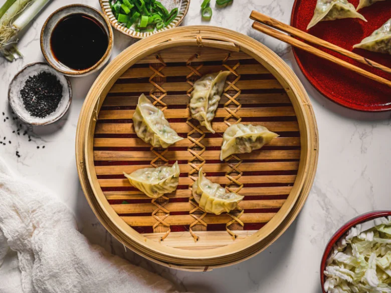 Japonské gyoza knedlíčky v bambusovém páře s přílohami