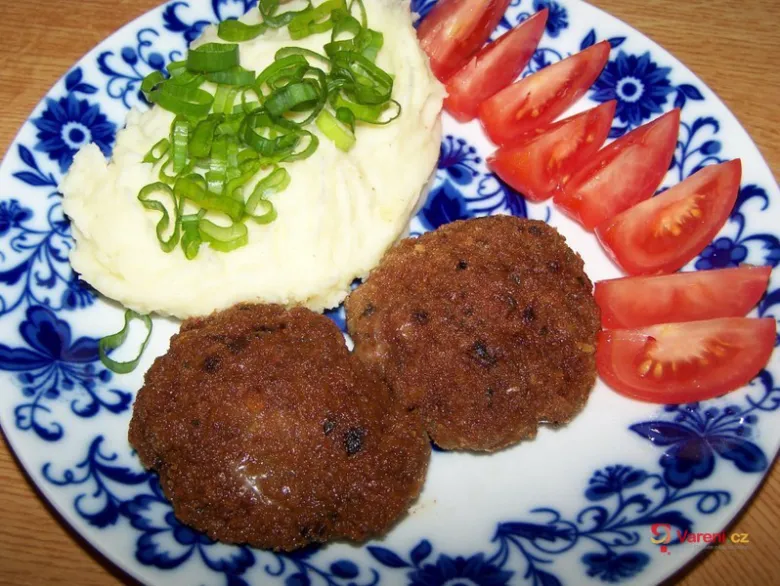 Domácí karbanátky z mletého masa s bramborovou kaší a rajčaty.