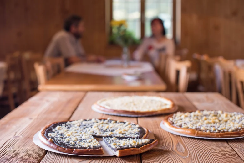 Tradiční valašské frgály na dřevěném stole v restauraci.