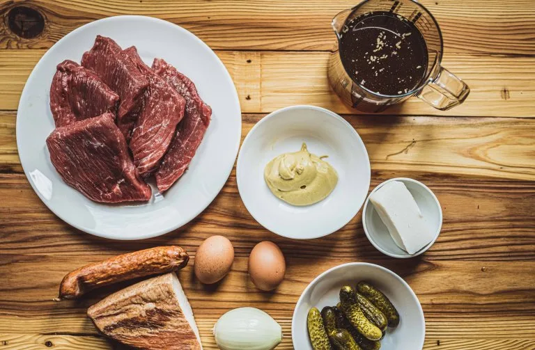 Suroviny pro recept španělské ptáčky s hovězím masem.