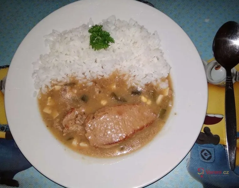 Svíčková s bramborami na talíři podávaná k rýži.