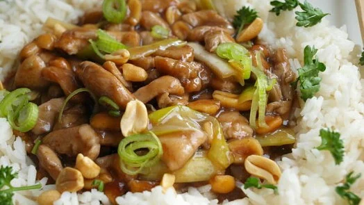Kung pao vepřové s oříšky a zelenou cibulkou na rýži.