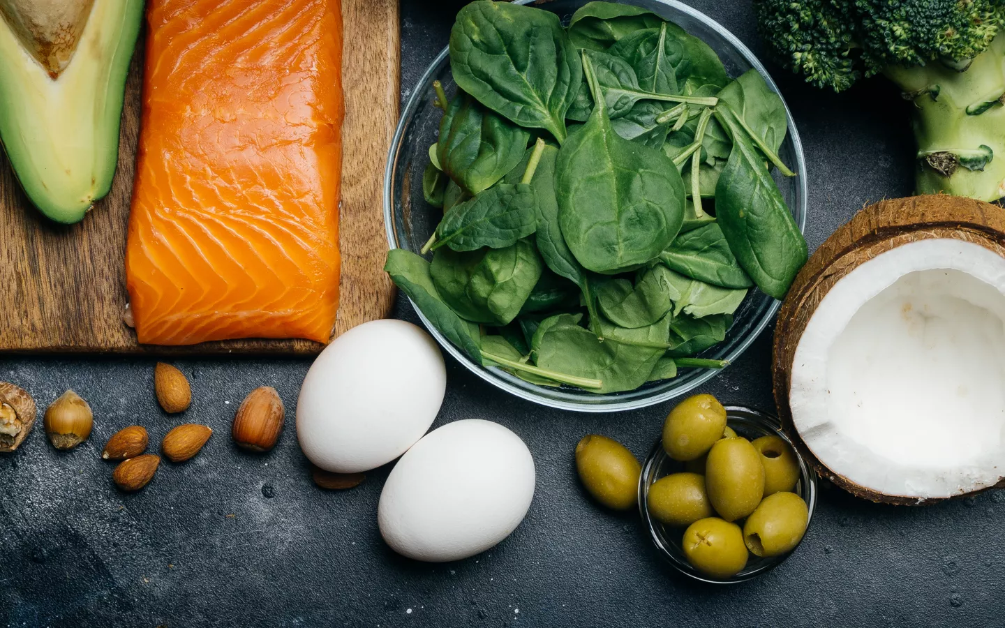 Keto potraviny: losos, avokádo, vejce, špenát a ořechy.
