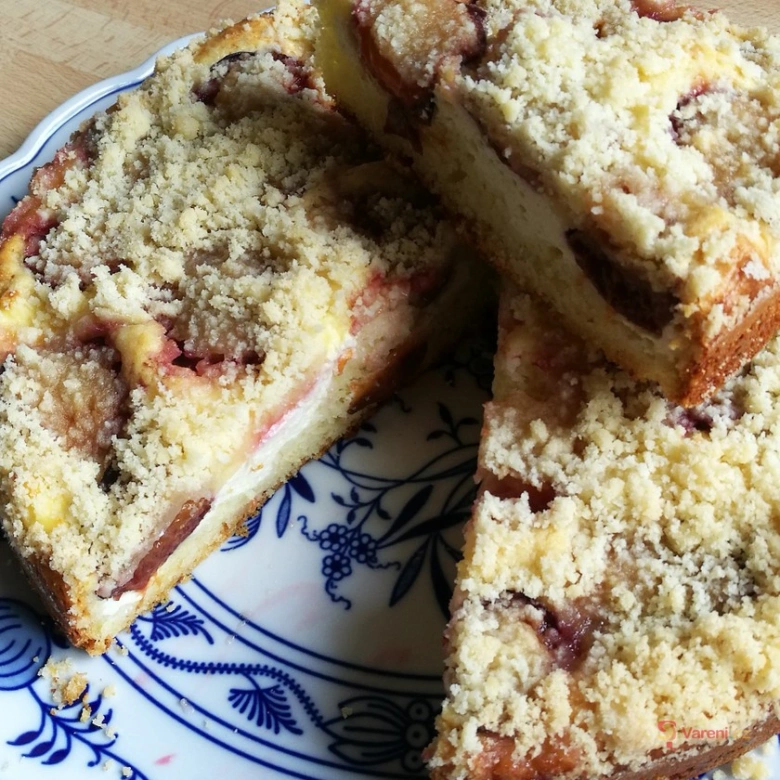 Plum coffee cake with crumble