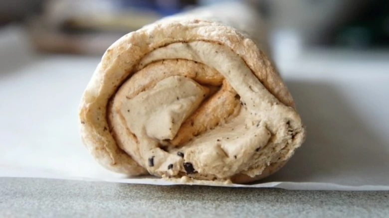 Rolled dessert with cream filling