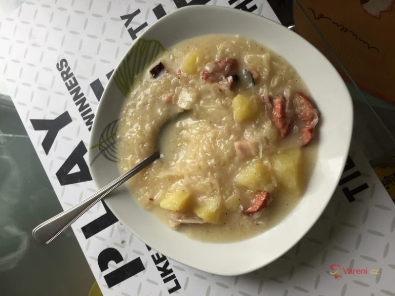 Miska s valašskou kyselicí polévkou se bramborami.