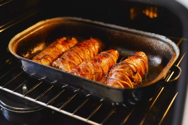 Zlatohnědé pečené krůtí řízky v plechu na grilu.