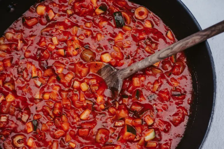 Zeleninová omáčka s cuketou v pánvi pro lasagne bez masa.