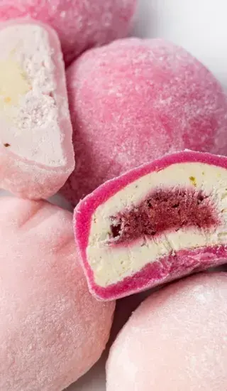 Různé japonské moči s náplní z červených fazolí.