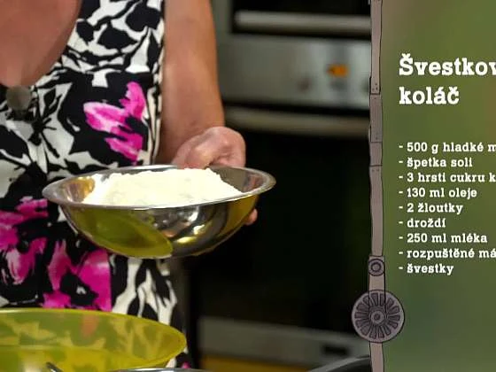 Osoba drží misku s moukou pro recept na švestkový koláč.