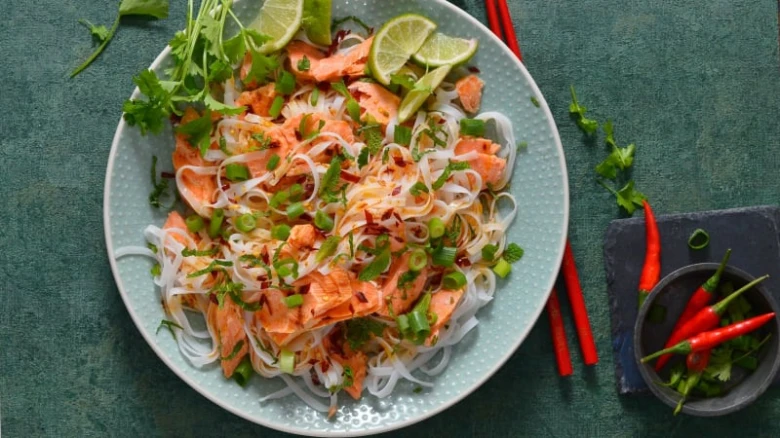 Salmon poke bowl s rýžovými nudlemi, citronem a bylinkami.