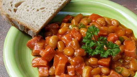 Hot fazolová polévka s bramborami podávaná na talíři.