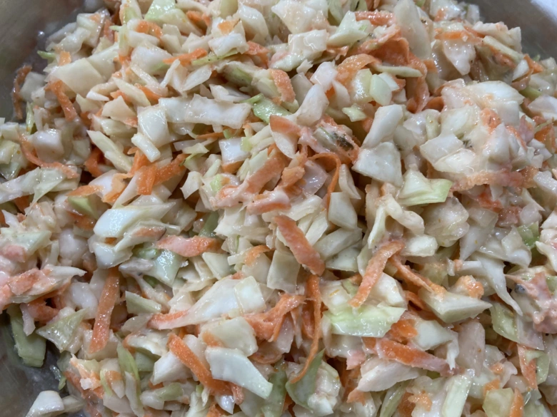 Příprava originálního coleslaw salátu s kapustou a mrkví.