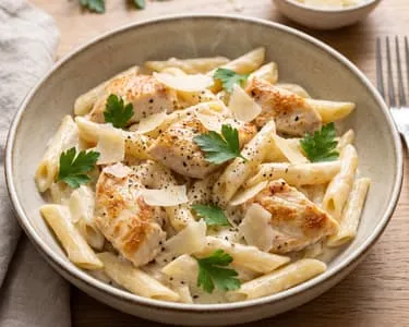 Pasta s kuřecím masem a sýrem v misce.