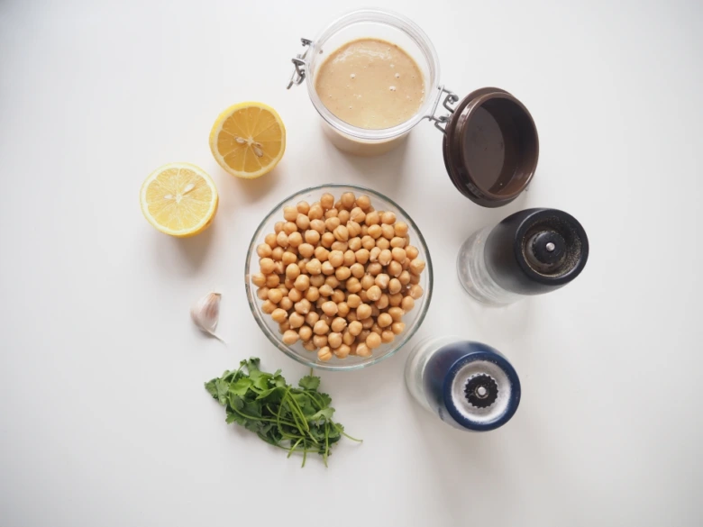 Suroviny pro přípravu hummusu: cizrna, tahini, citrony, česnek.