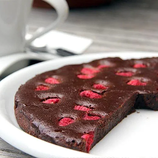 Chocolate cake with berries