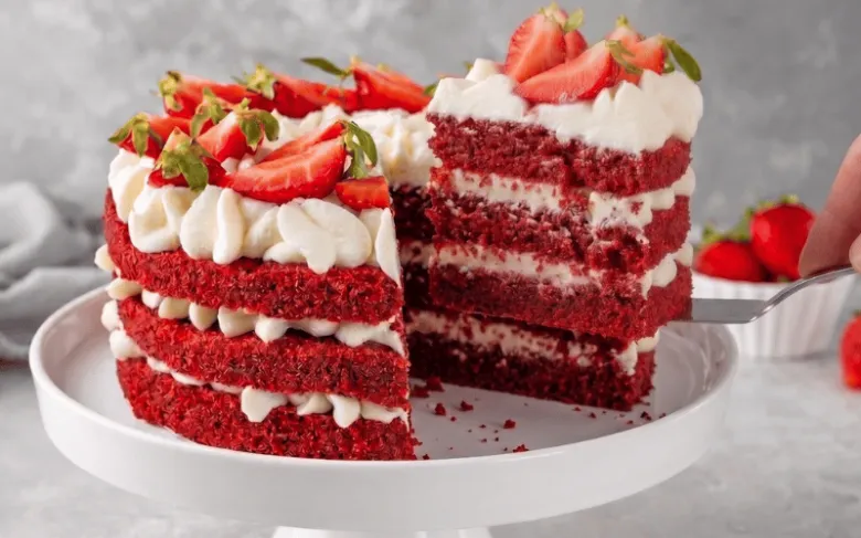 Červený dort se vrstvami krému z mascarpone a šlehačky.