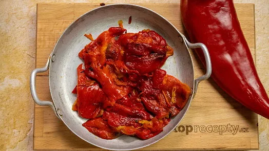 Pečené červené papriky v pánvi s čerstvou paprikou.