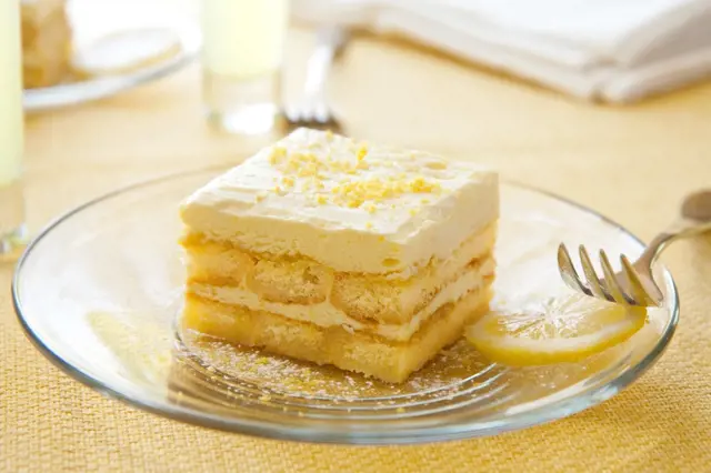 Kus vrstveného dezertu ze šlehače s citronovou kůrou.