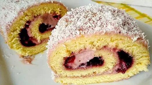 Svíčková roláda s ovocným náplní a kokosovou strouhankou.