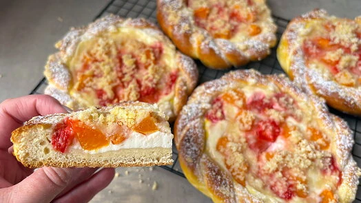 Cheesecake with peaches and crumble topping