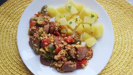 Český guláš s bramborami na talíři