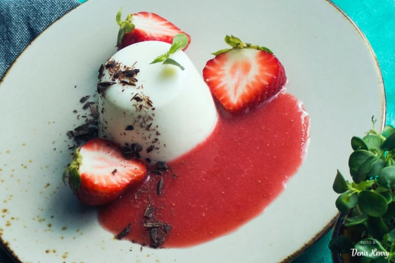 Strawberry panna cotta dezert s čokoládou na talíři