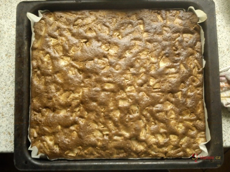 Upečený hrníčkový jablečný koláč v plechu s jablky.
