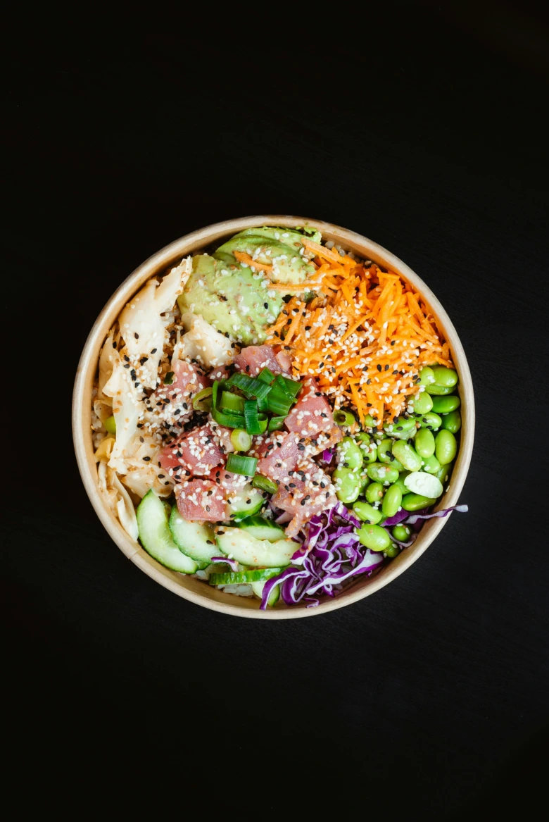 Poke bowl s tuňákem, avokádem a zeleninou