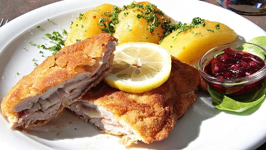 Přepážka z krkovice s bramborami, citronem a brusinkovou omáčkou.