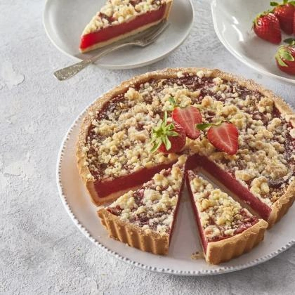 Strawberry pudding tart with crumble topping