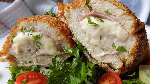 Nastrouhané kuřecí cordon bleu s uzeným masem a sýrem.