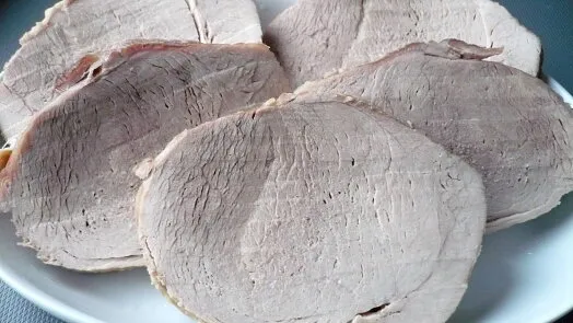 Nakrájené uzené vepřové maso na talíři