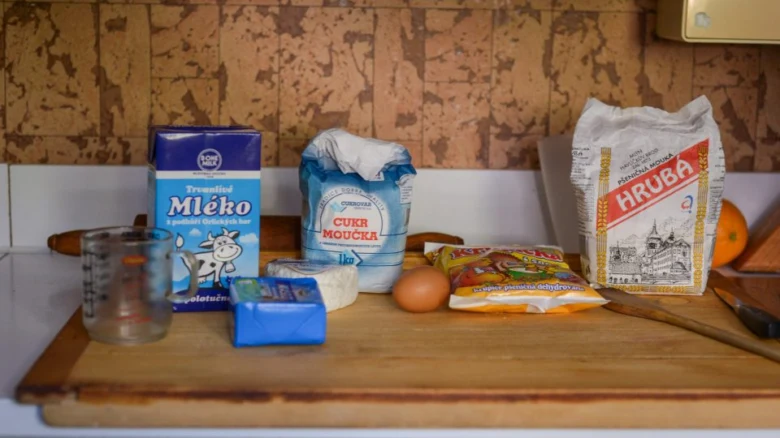 Suroviny na knedlíky: mléko, mouka, cukr, vejce a máslo.