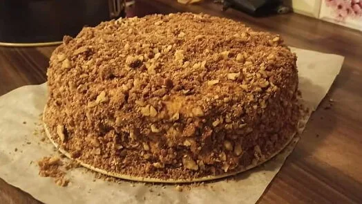 Kulhový dort s krupicovou vrstvou na papíře.